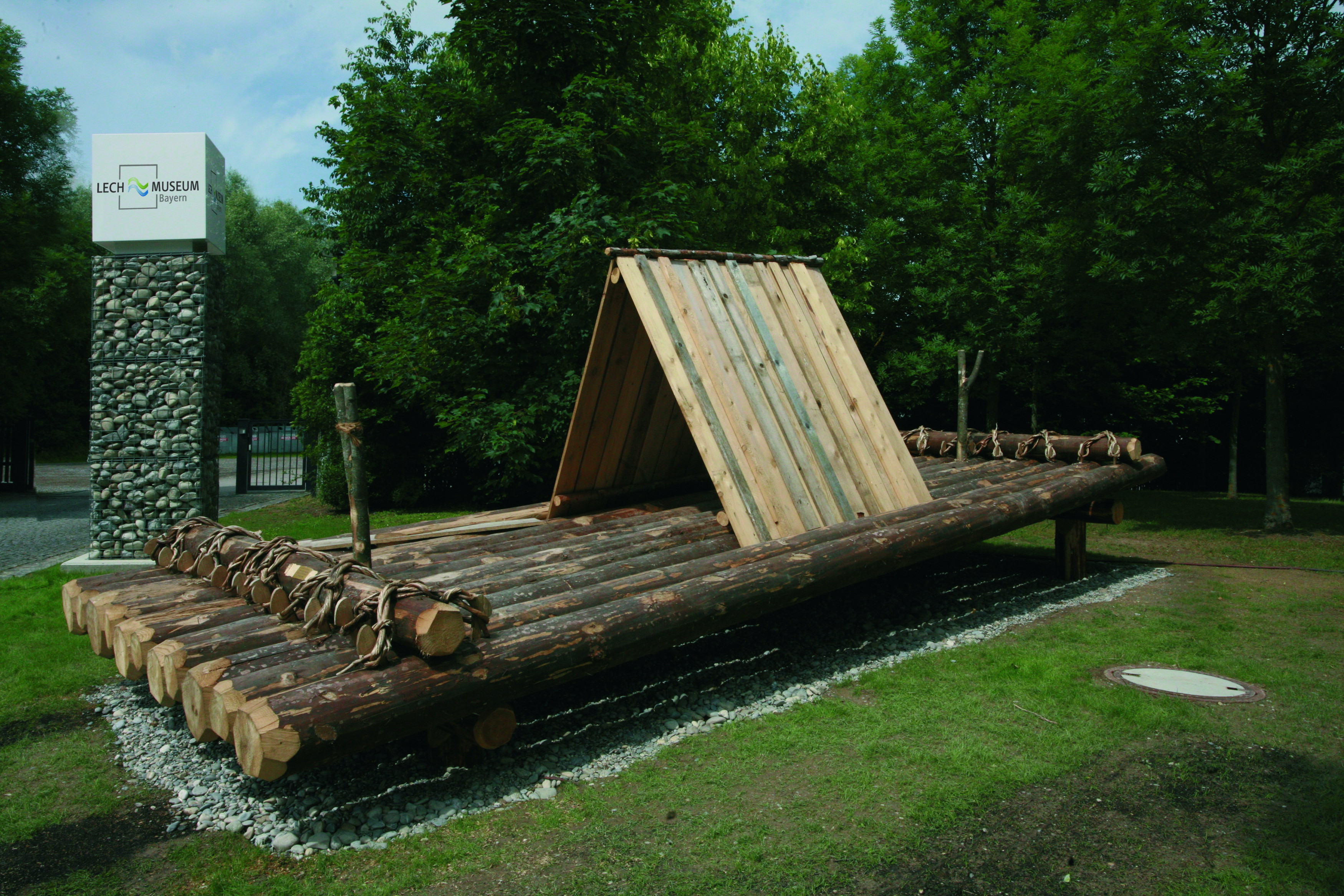 Das historische Floß kann auf Führungen des Lechmuseums Bayern besichtigt werden.
